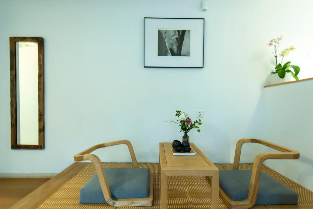 Posezení v ubytování 6號花園別墅酒店 Shenzhen No'6 Garden Villa --French Window with garden view,Close to Sea World &Shekou Ferry Port &K11 Ecoast &Subway Nearby ,Offer Western food and coffee &English speaking with tour services