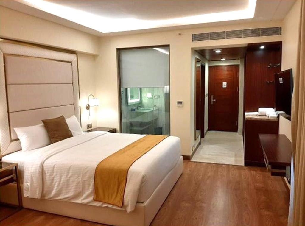 Postel nebo postele na pokoji v ubytování KAY-EM Spectra Hotel