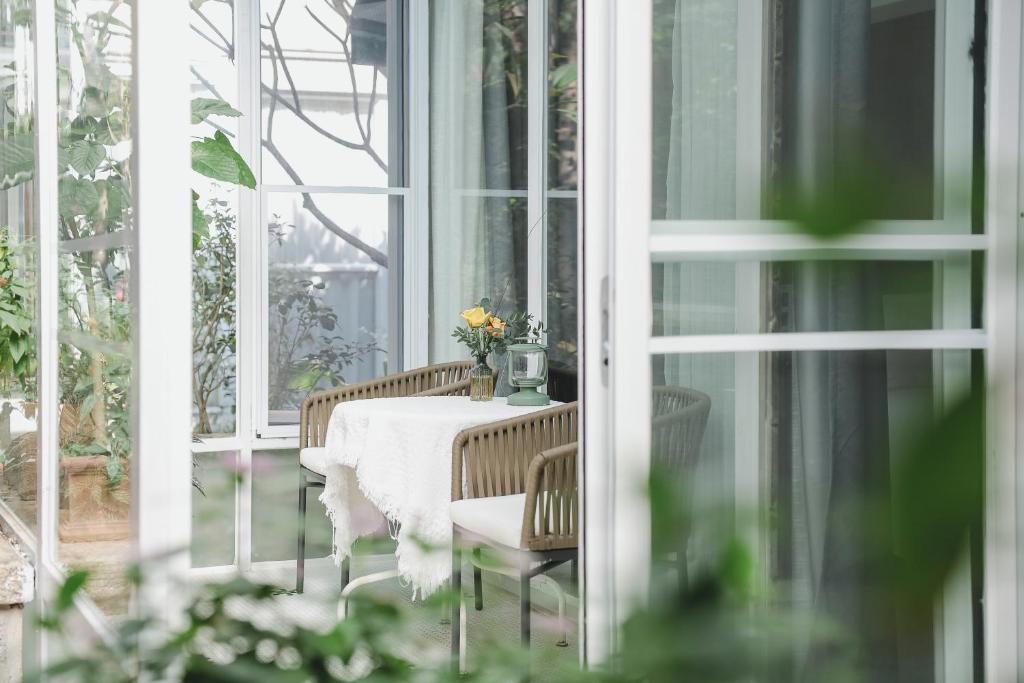 Zahrada ubytování 6號花園別墅酒店 Shenzhen No'6 Garden Villa --French Window with garden view,Close to Sea World &Shekou Ferry Port &K11 Ecoast &Subway Nearby ,Offer Western food and coffee &English speaking with tour services