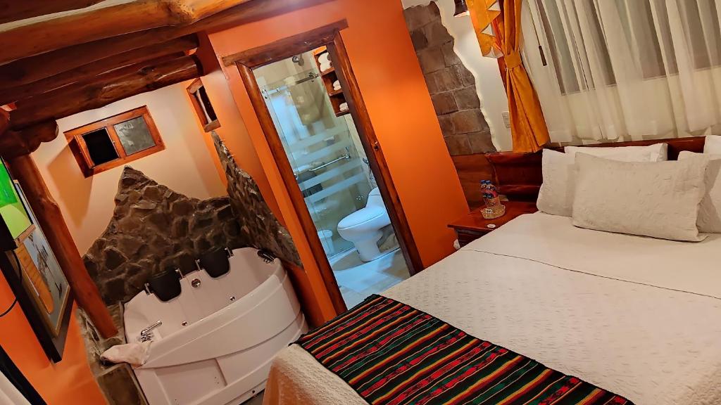 Postel nebo postele na pokoji v ubytování Hotel Maderanegra By Huasicama