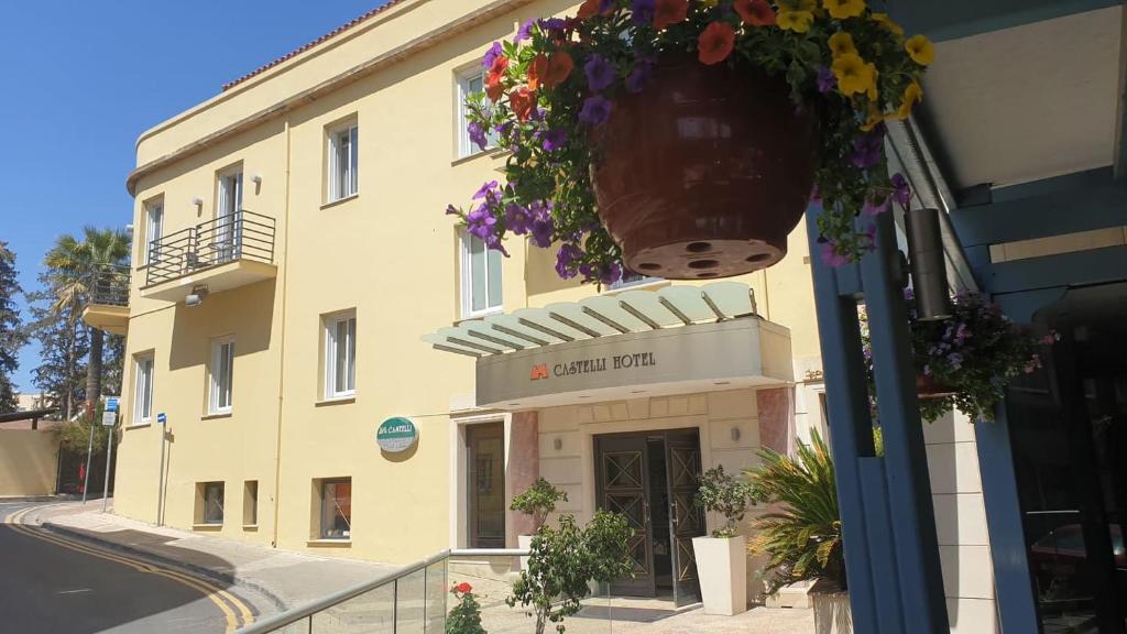 um edifício com um vaso de flores pendurado nele em Castelli Hotel Nicosia em Nicósia