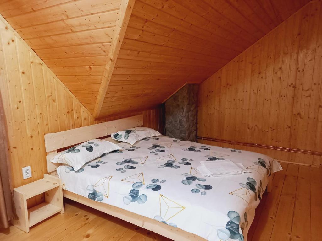 Postel nebo postele na pokoji v ubytování Cabana Belvedere Dragoslavele
