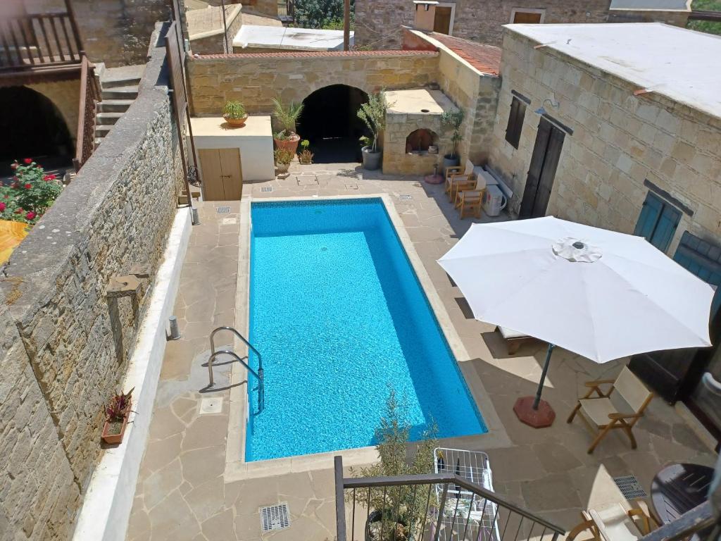 Bazén v ubytování Vrakas House nebo v jeho okolí