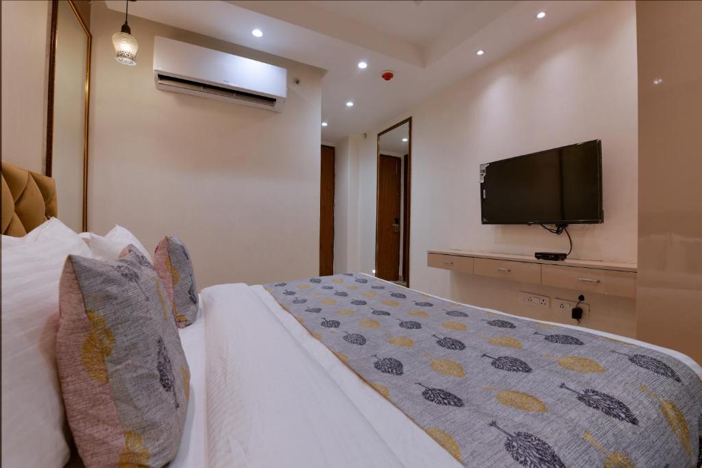 Postel nebo postele na pokoji v ubytování Hotel Leo Saffron - Pitampura