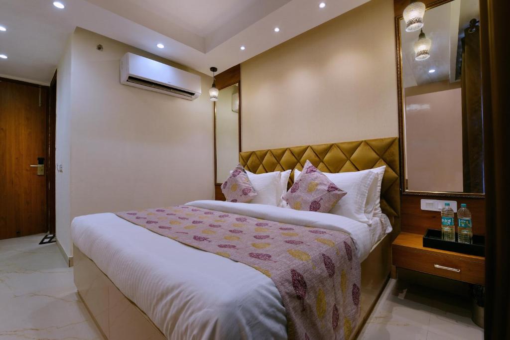 Postel nebo postele na pokoji v ubytování Hotel Leo Saffron - Pitampura