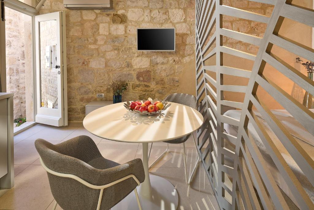 TV a/nebo společenská místnost v ubytování History Hvar Design Heritage Suites