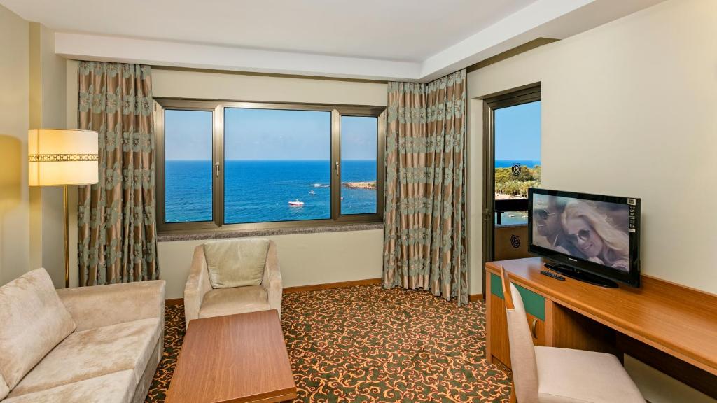 TV a/nebo společenská místnost v ubytování Özkaymak Select Resort