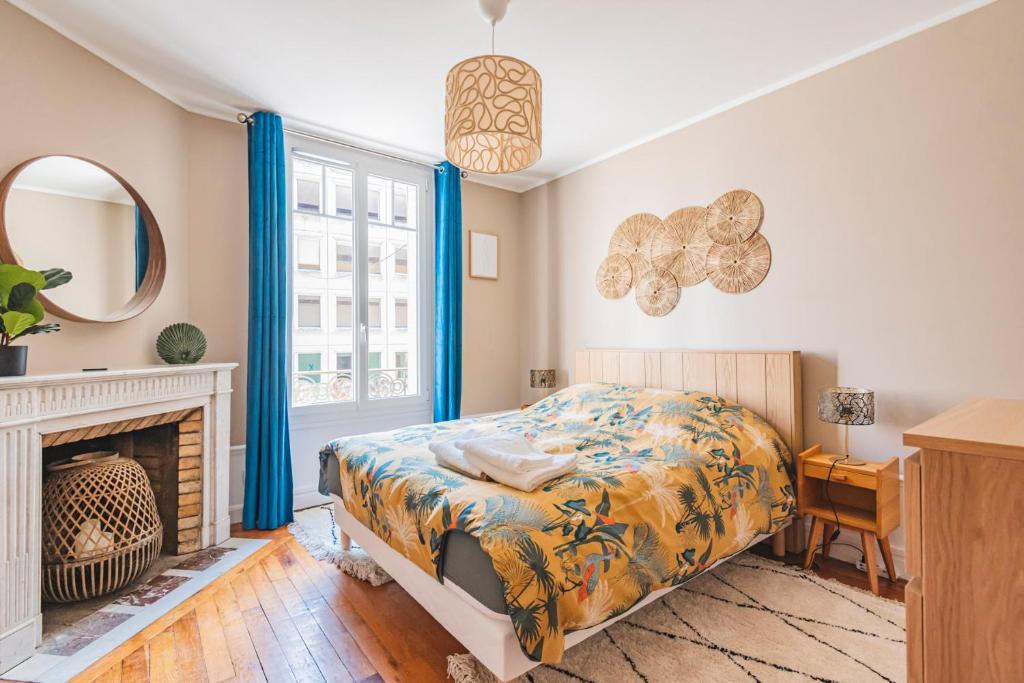 - une chambre avec un lit et une cheminée dans l'établissement MOULINS - Maison cosy au cœur de Reims, à Reims