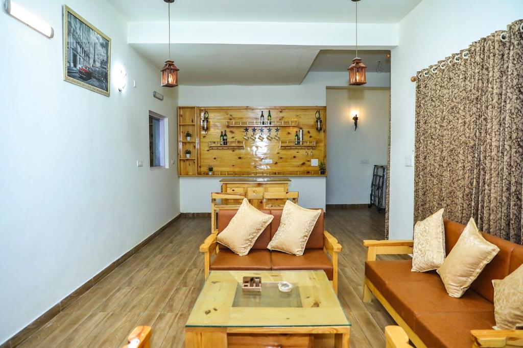Ruang duduk di Raahi Cottages Mukteshwar