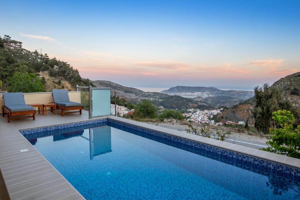 een zwembad met uitzicht op de bergen bij Karpathos View Villa in Karpathos