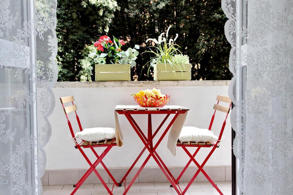 un tavolo con due sedie e un cesto di frutta di Montesanto apartment – near the Vatican a Roma