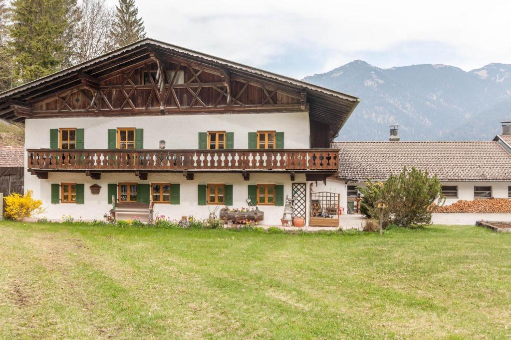ein großes weißes Haus mit Holzdach in der Unterkunft Haus Niklos - Wank in Grainau