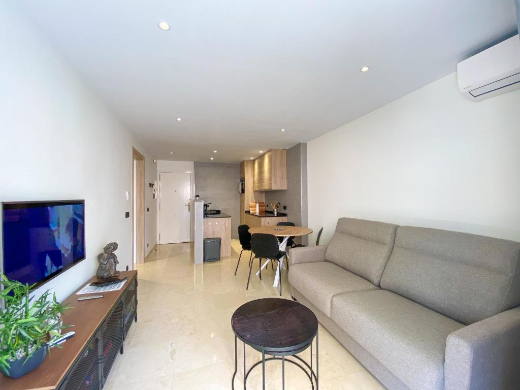 TV a/nebo společenská místnost v ubytování El Piso - Los Boliches Full Renovated Apartment
