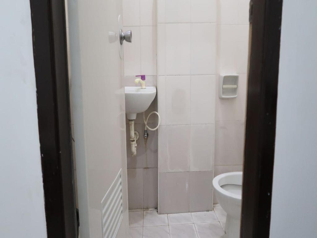 uma casa de banho com um WC e um lavatório em Dannykaela Transient House em Vigan