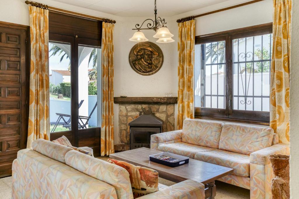 A seating area at Villa Tordera