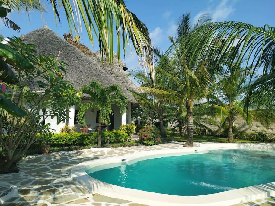 basen przed domem z palmami w obiekcie Twiga House Resort [ Piscina ☆☆☆☆☆ ] Pearl Beach w mieście Watamu