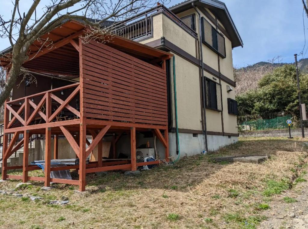 uma casa com um alpendre de madeira ao lado em Ahouse - Vacation STAY 17245v em Takashima