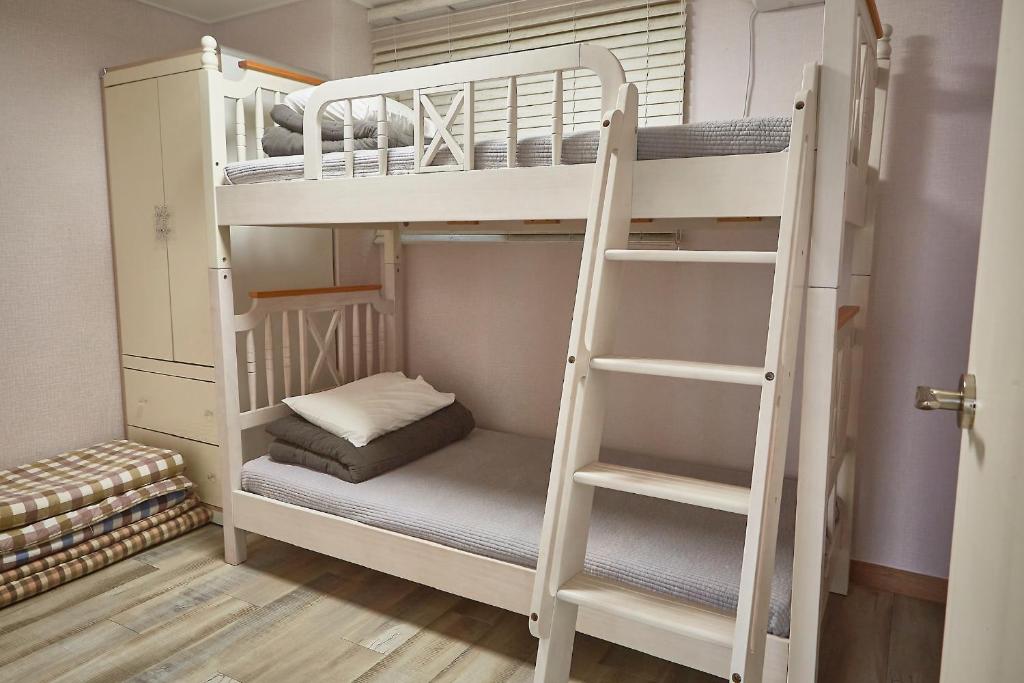 Palanda nebo palandy na pokoji v ubytování Guest 145