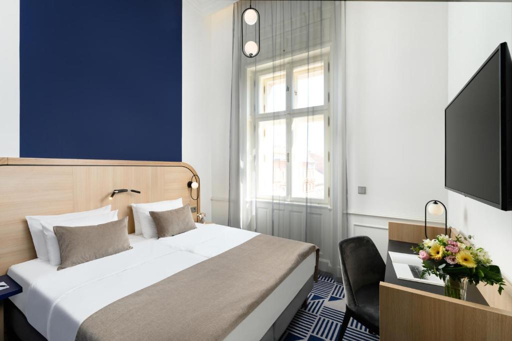 Televízia a/alebo spoločenská miestnosť v ubytovaní Hotel Oktogon Haggenmacher by Continental Group