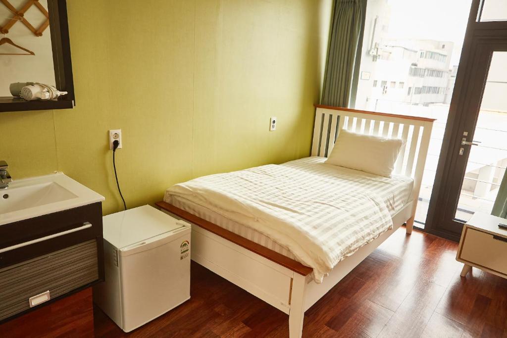 Guest 145 - Large Single Room