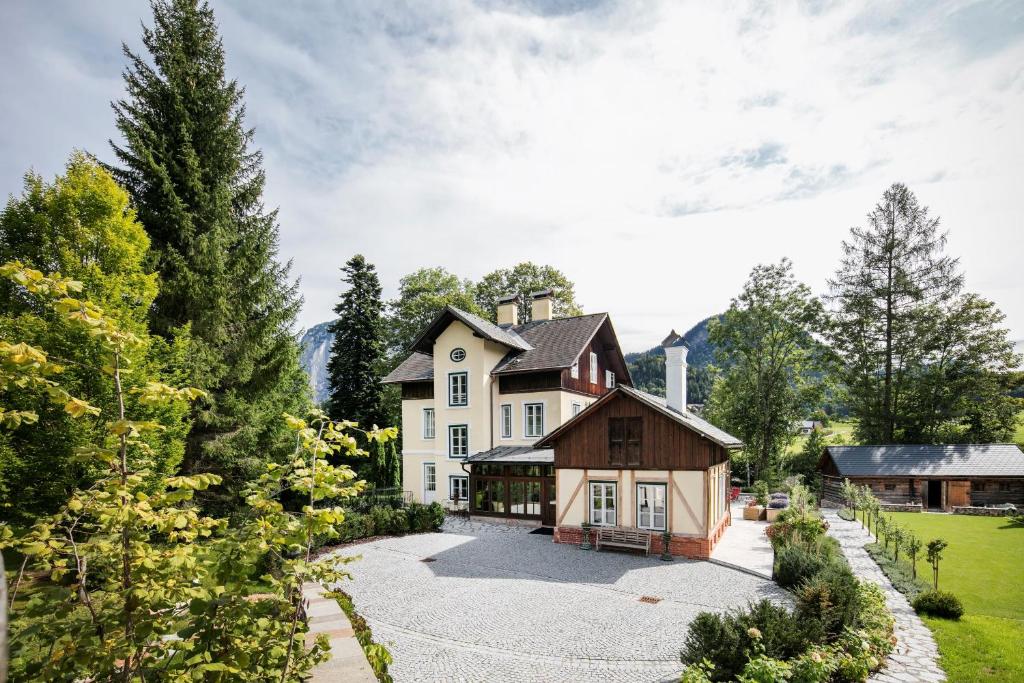 an aerial view of a house with a driveway at Villa Rosen der Villa Liechtenstein in Altaussee