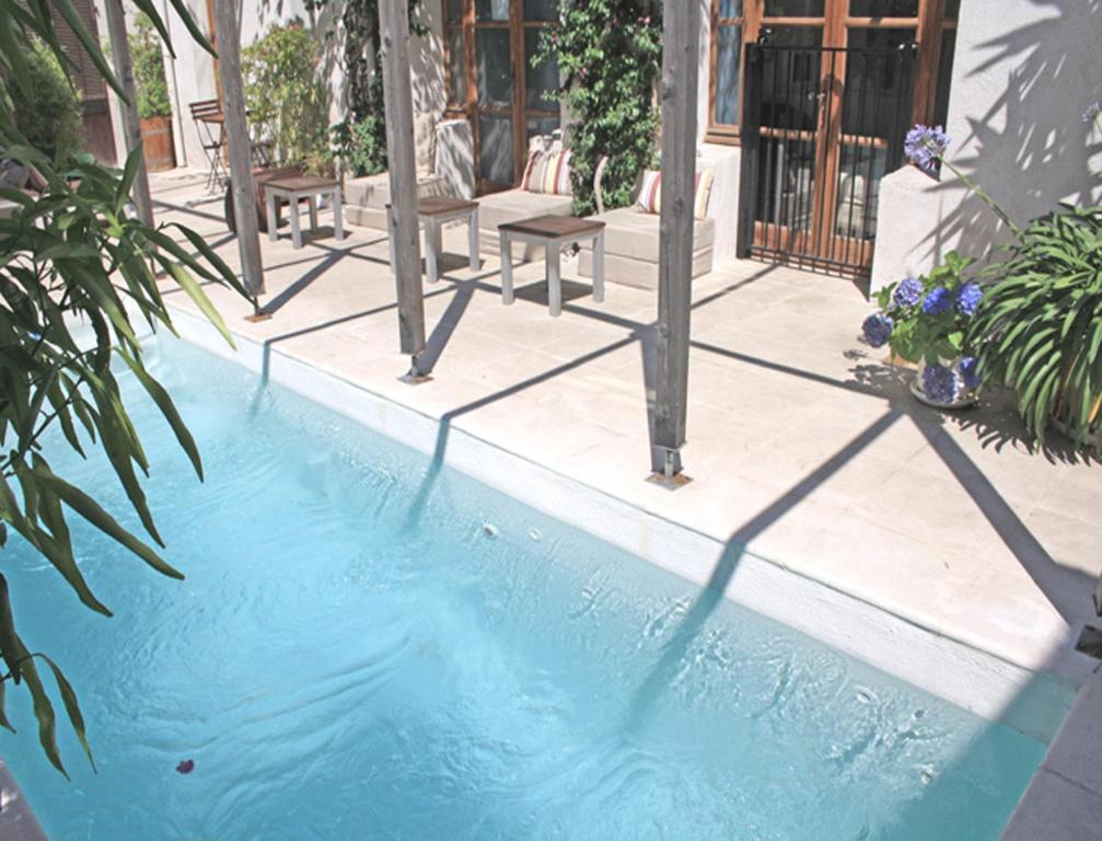 basen z błękitną wodą na dziedzińcu w obiekcie Villa Saint Charles w mieście Juan-les-Pins