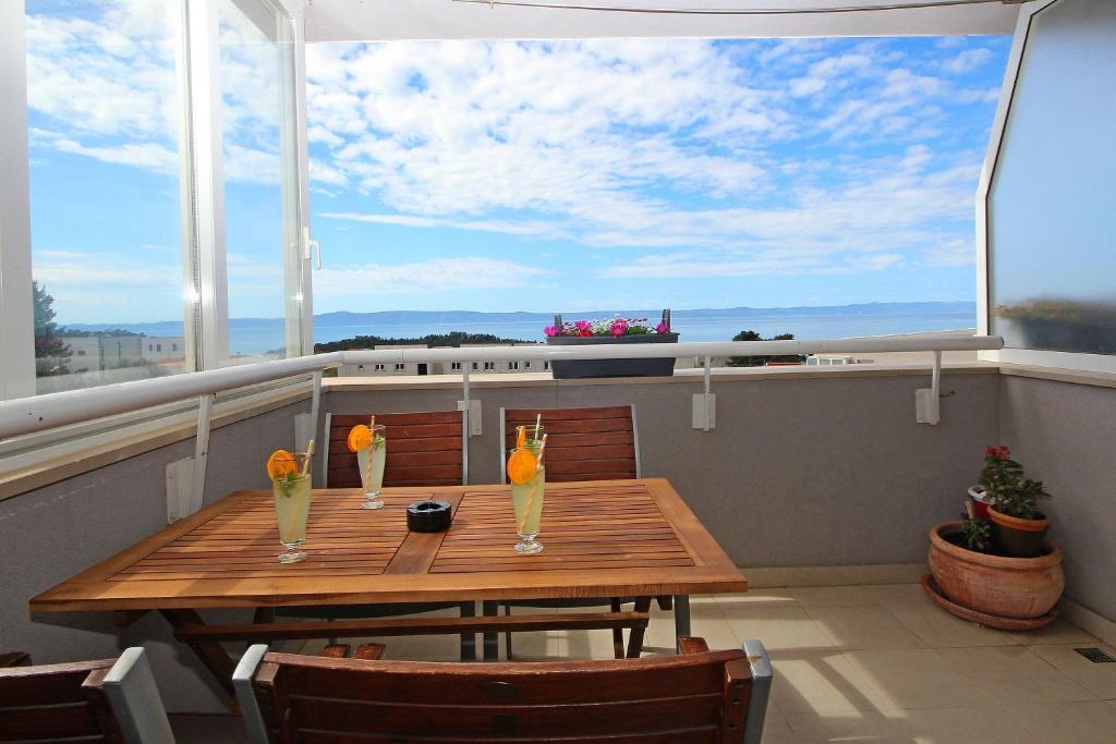 stół z 3 napojami na balkonie z dużym oknem w obiekcie Apartment Marinovic w Makarskiej
