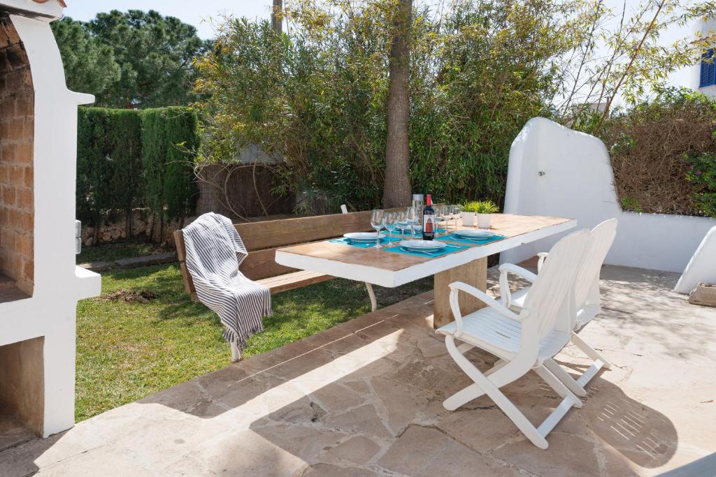 A garden outside Apartment ONA ONE SUN with Pool, AC, BBQ, Wifi in Cala D'or