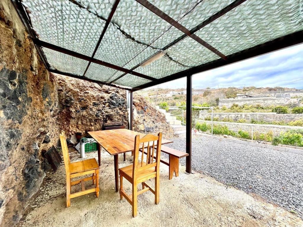 Casa Cueva Volcanica con Wifi, BBQ, jardin y magnifica vista a Atlantico
