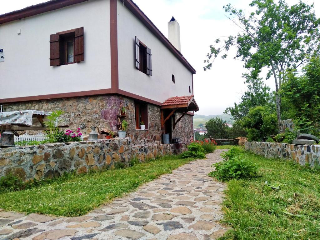 una casa con un camino de piedra delante de ella en TAŞ KONAK BUTİK OTEL, en Ordu