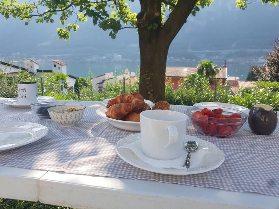 un tavolo con un piatto di croissant e una tazza di caffè di Al Ronchetto a Riva San Vitale