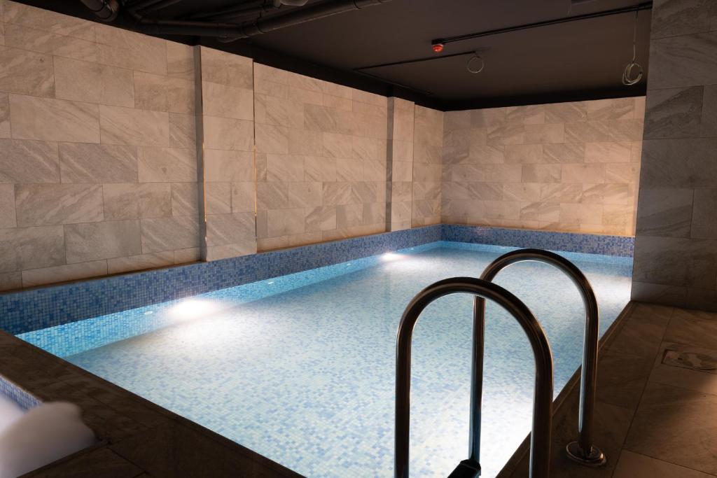 สระว่ายน้ำที่อยู่ใกล้ ๆ หรือใน فندق ميروت-Mirot Hotel
