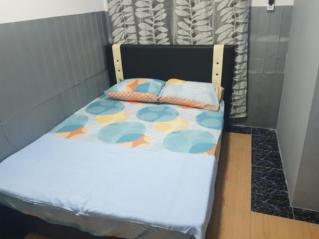 Un pat sau paturi într-o cameră la Orchid Roomstay