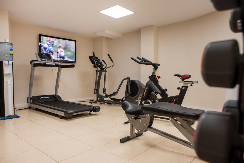 The fitness centre and/or fitness facilities at Hotel Màgic Andorra