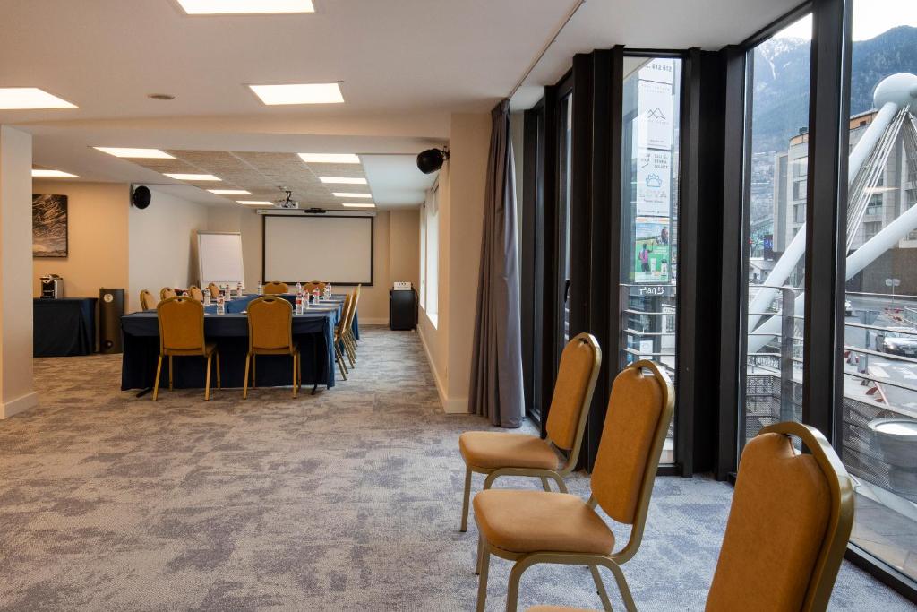 The business area and/or conference room at Hotel Màgic Andorra
