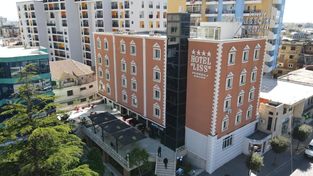 uma vista geral de um edifício numa cidade em Hotel Liss em Lezhë