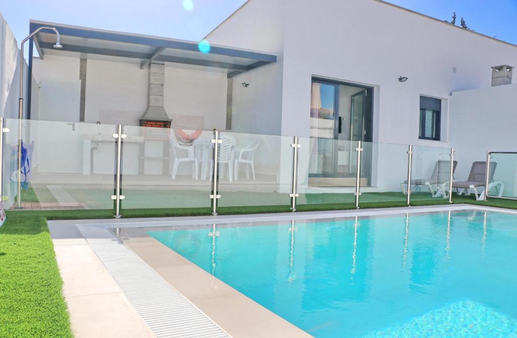Bazén v ubytování Casa con piscina de agua salada I nebo v jeho okolí