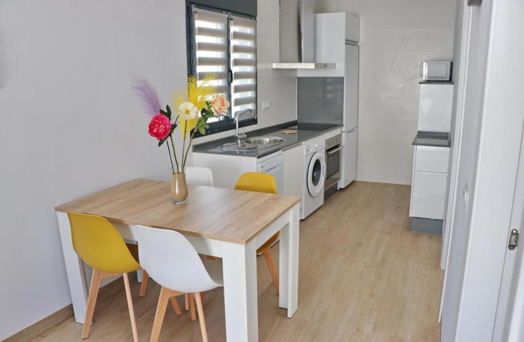 Kuchyň nebo kuchyňský kout v ubytování Casa con piscina de agua salada I