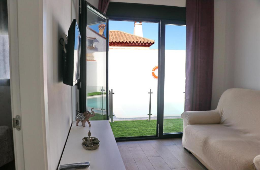 TV a/nebo společenská místnost v ubytování Casa con piscina de agua salada I