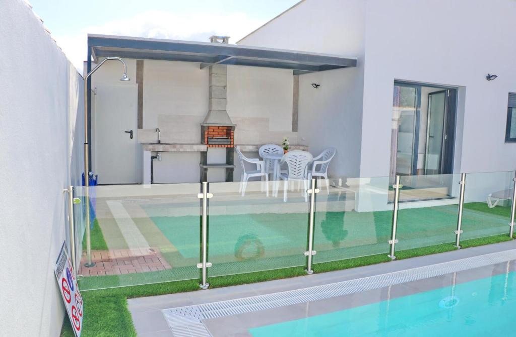 Bazén v ubytování Casa con piscina de agua salada I nebo v jeho okolí