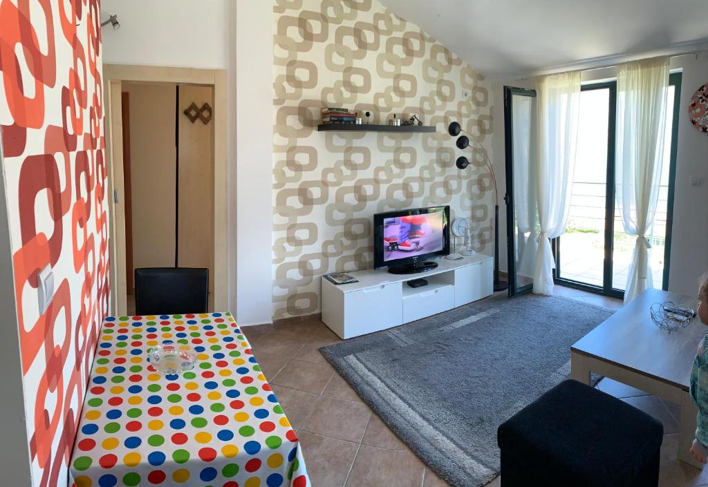 un soggiorno con divano e TV di Apartman Barbara a Kotor (Cattaro)