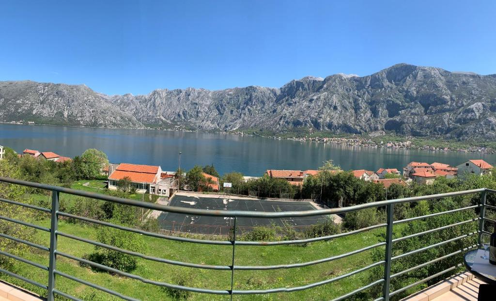 vistas a un lago con montañas en el fondo en Apartman Barbara en Kotor