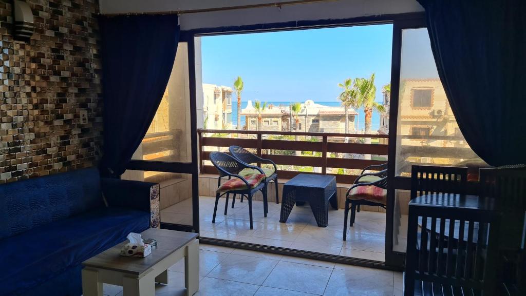 A balcony or terrace at شاليه غرفتين بالمعمورة الشاطى على البحر صف ثان