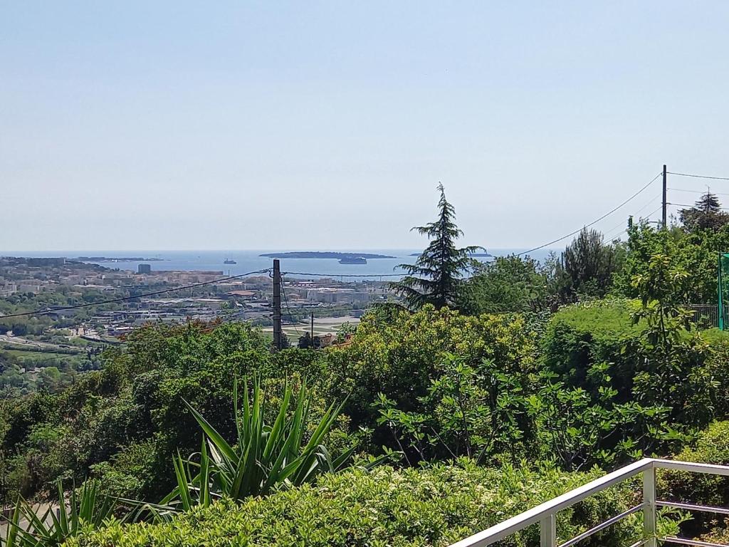 uitzicht op de oceaan vanaf een heuvel bij Villa Malibu in Mandelieu-la-Napoule