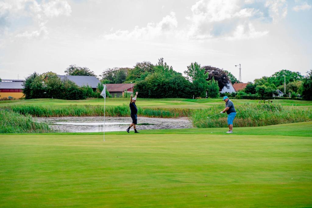 Instalaciones para jugar al golf en el hotel o alrededores
