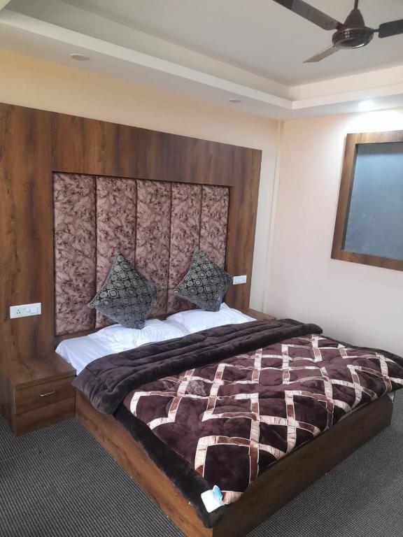 Postel nebo postele na pokoji v ubytování Hotel Zoon Dabb Srinagar airport kashmir