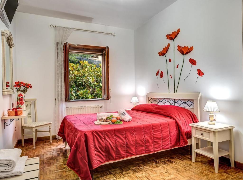 - une chambre avec un lit doté d'une couverture rouge et d'une table dans l'établissement Villa dei Fiori - Exclusive Villa with garden in Sorrento Coast, à Vico Equense