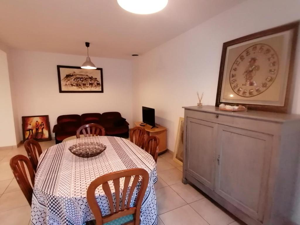 une salle à manger avec une table et un canapé dans l'établissement Chez Lydie, à Cessenon