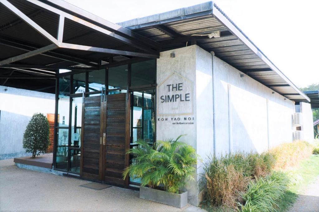 Un edificio con un cartello che dice il sorriso per sempre di The Simple Koh Yao Noi a Ko Yao Noi