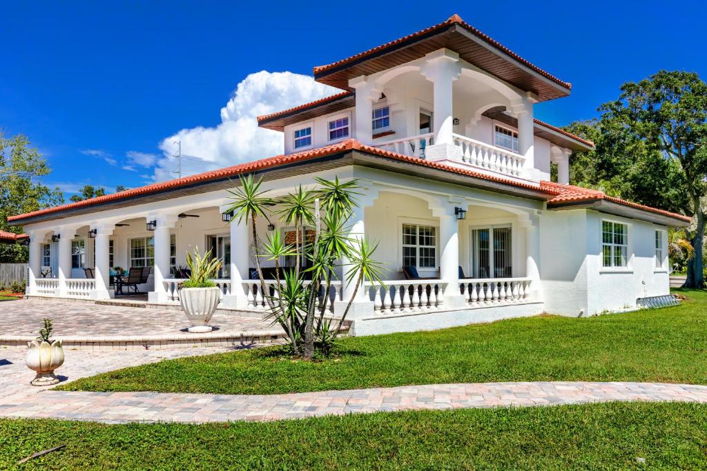 do not activate - The Belleair Estate - Breathtaking Waterfront Oasis with Private Pool - Housity